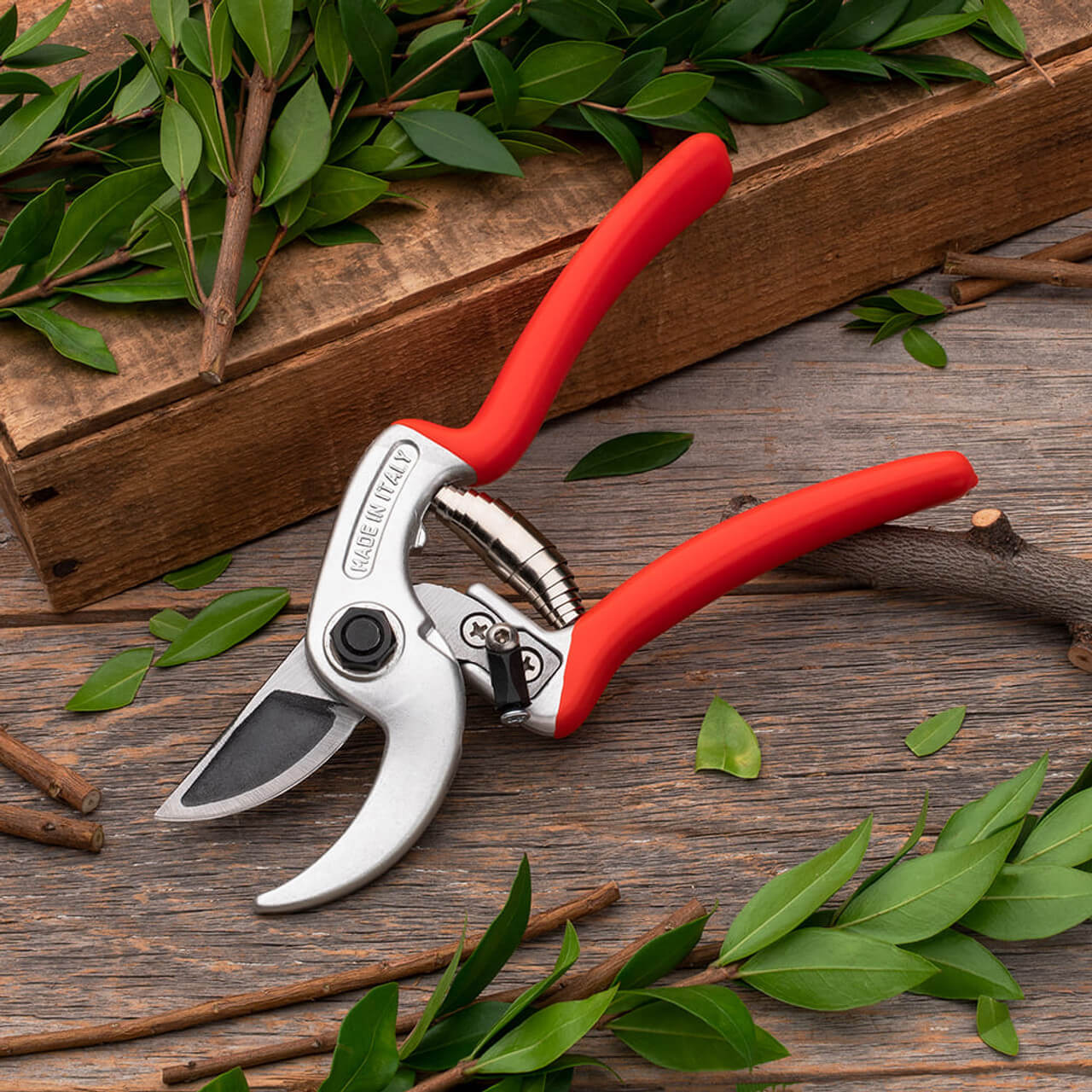 Gift your mom a pair of high-quality ergonomic pruners