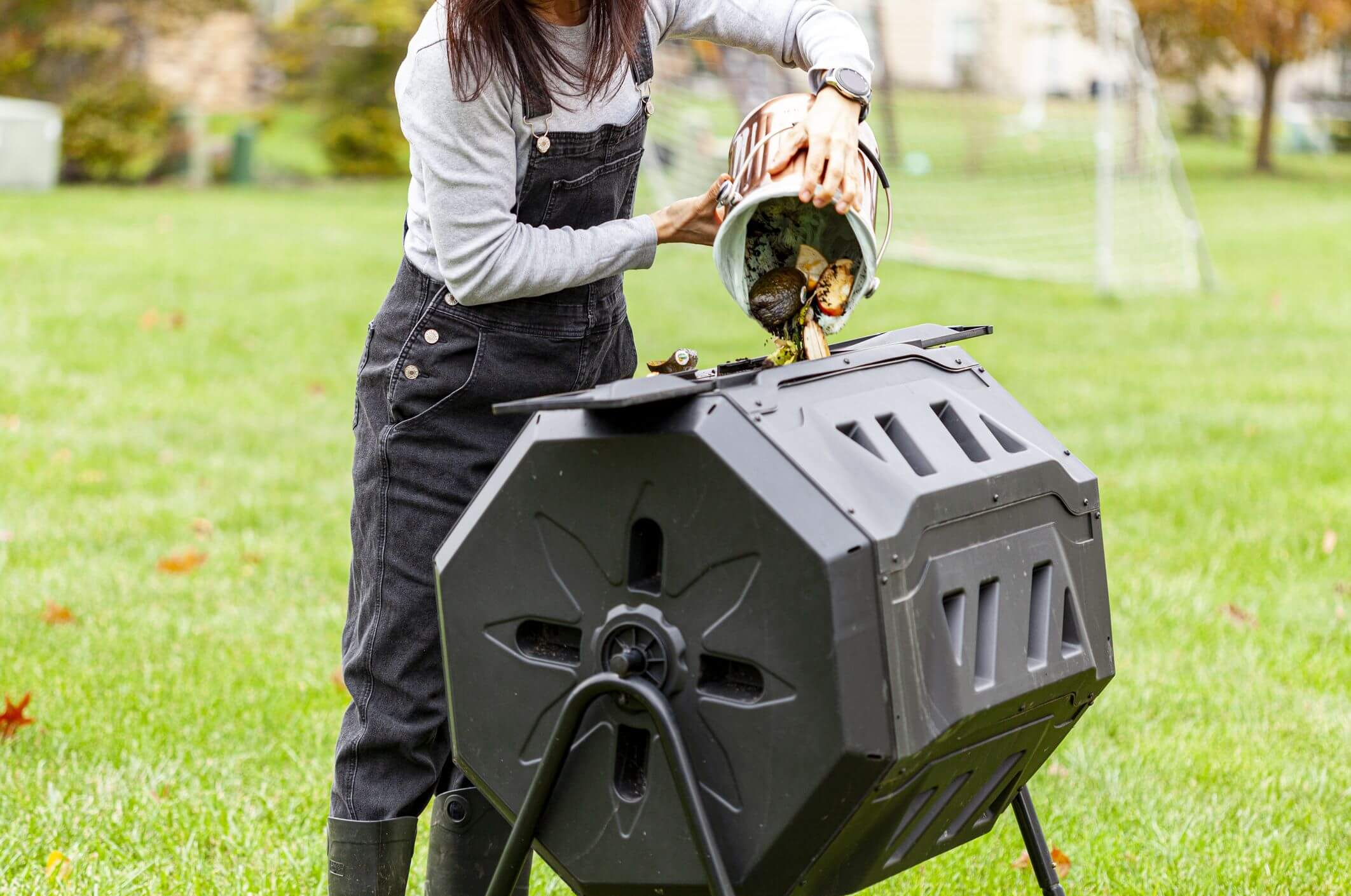 An easy-to-use compost tumbler that accelerates the composting process