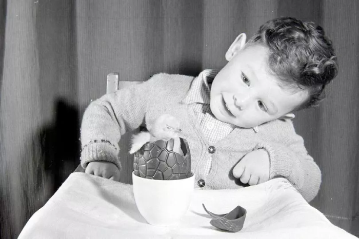  little boy got a surprise chick with his back in the 1960s 