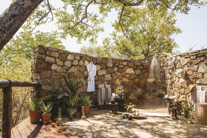 15 Nude Outdoor Showering Ideas That Embrace Nature, Elegance, and Etiquettes