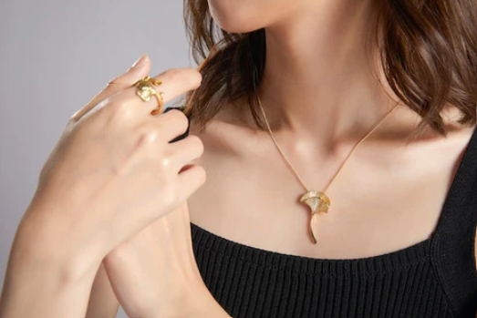 Elegant gold jewelry for women to wear 